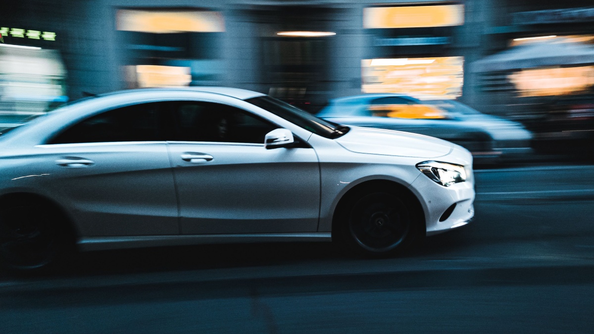 Švédský Mercedes letěl 221 km/h a radar ho vyfotil s úsměvem na tváři. Řidič tvrdí, že právě úsměv dokazuje jeho nevinu