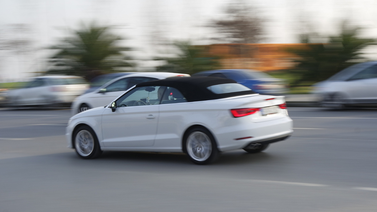 Jel 205 km/h v úseku, kde platí stovka. Auto mu nesměli zabavit, patří leasingové firmě. Úřad si ale poradil jinak