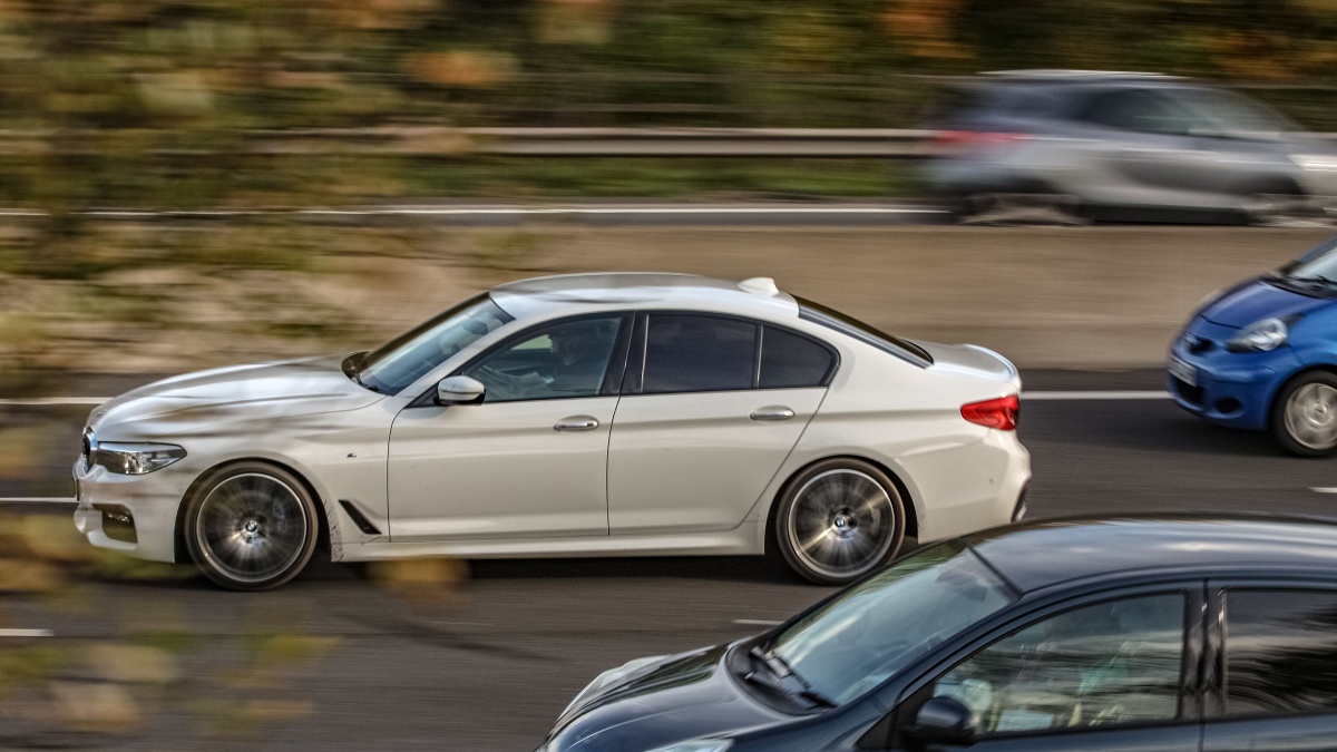 Řidiči jedou na dálnici 150 km/h a myslí si, že tím ušetří čas. Pletou se a ještě si připlatí, data z institutu mluví jasně
