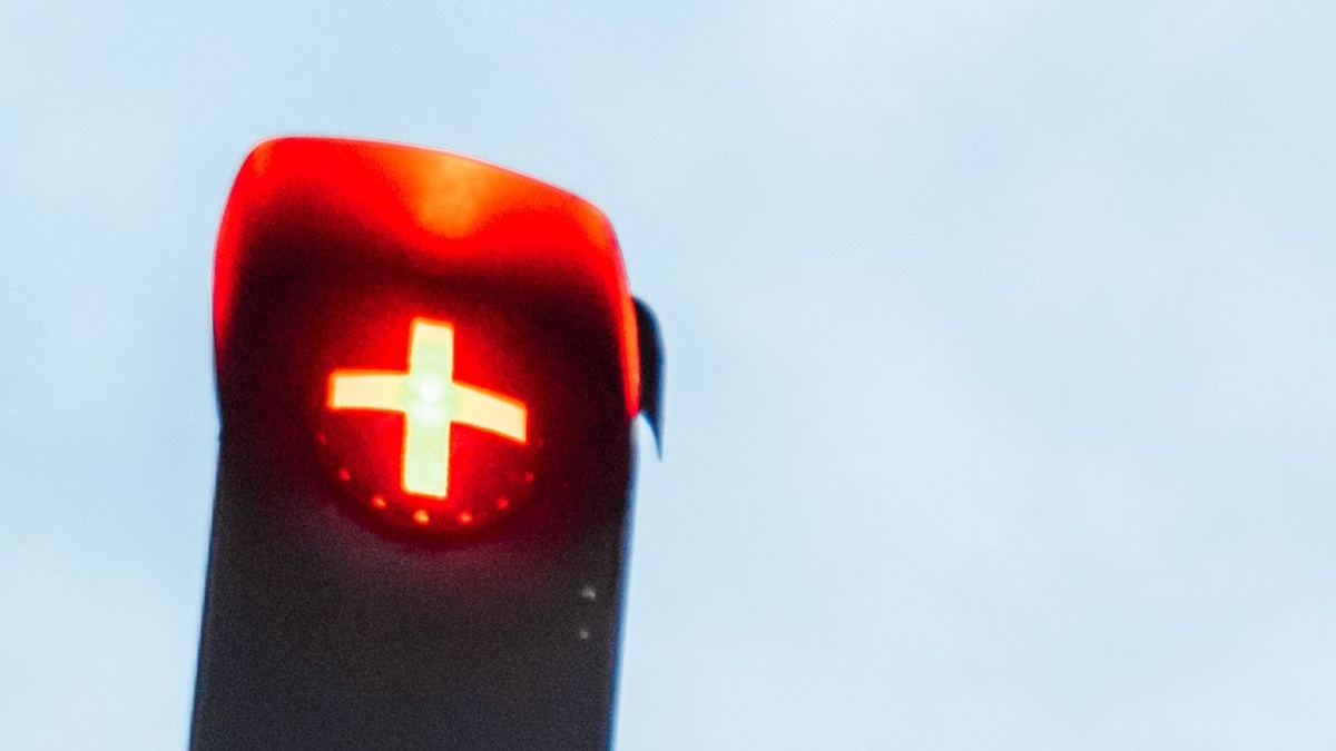 Na některých semaforech se můžete setkat se znakem červeného kříže. Má řidičům pomáhat, většina mu ale nerozumí
