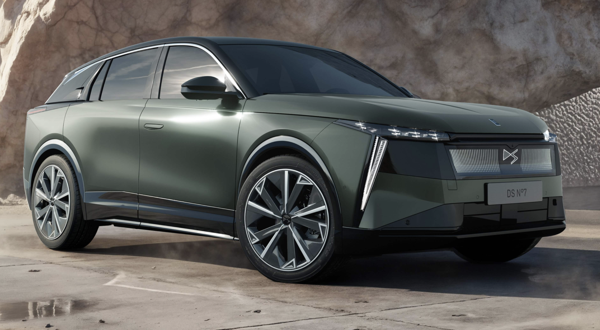 Nové francouzské SUV ujede na elektřinu 740 km a už se mluví o prvním majiteli. Jezdit by s ním mohla ambasadorka Lucie Borhyová