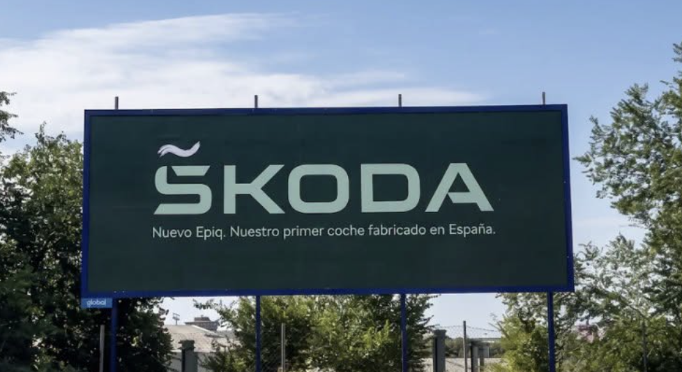 Škoda ve Španělsku dočasně mění své logo. Háček nad Š vyměnila za vlnovku