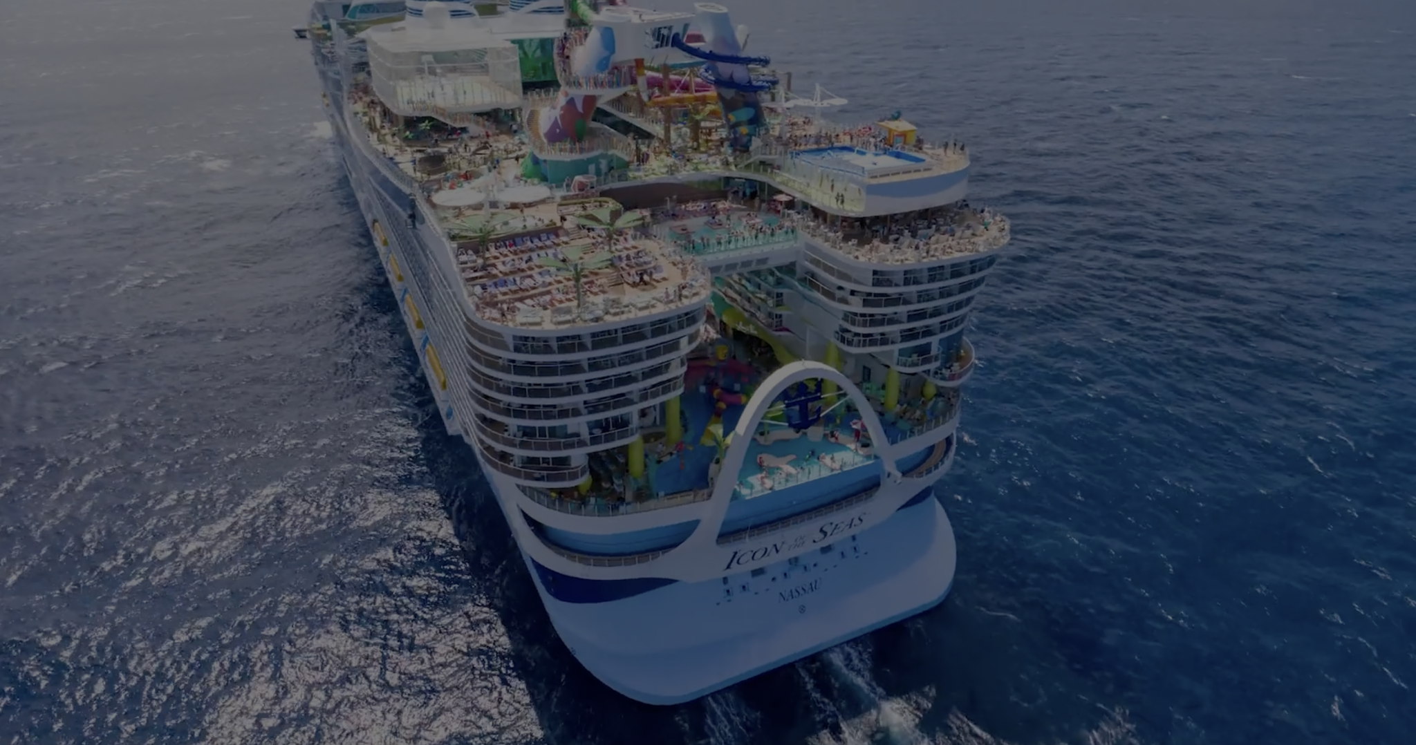 Royal Caribbean staví jednu obří loď ročně. Každá stojí miliardy a žere 250 tun paliva denně
