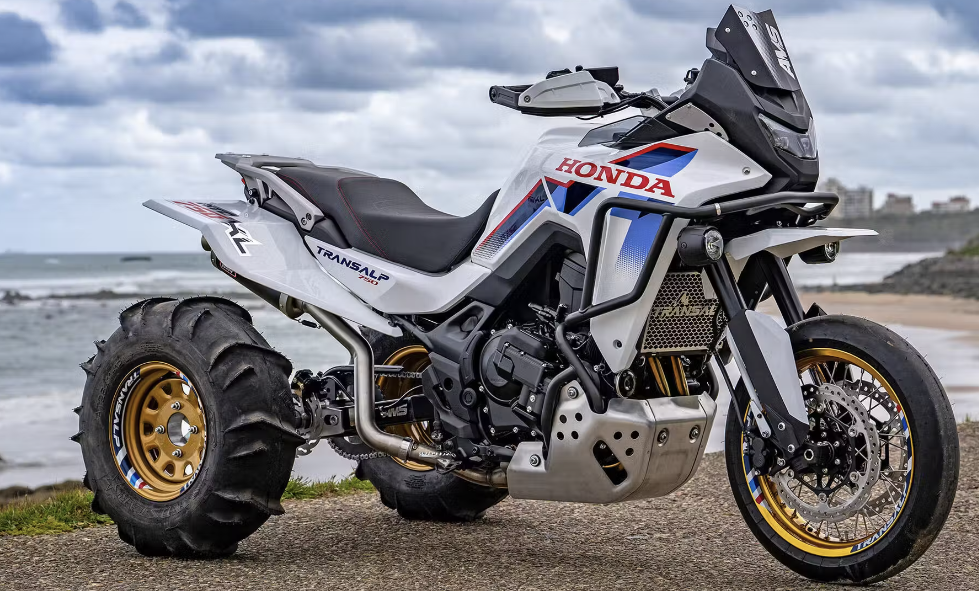 Belgický dealer vzal Hondu Transalp a přidal jí třetí kolo. Z endura udělal offroad tříkolku s 92 koňmi a pískovými plášti