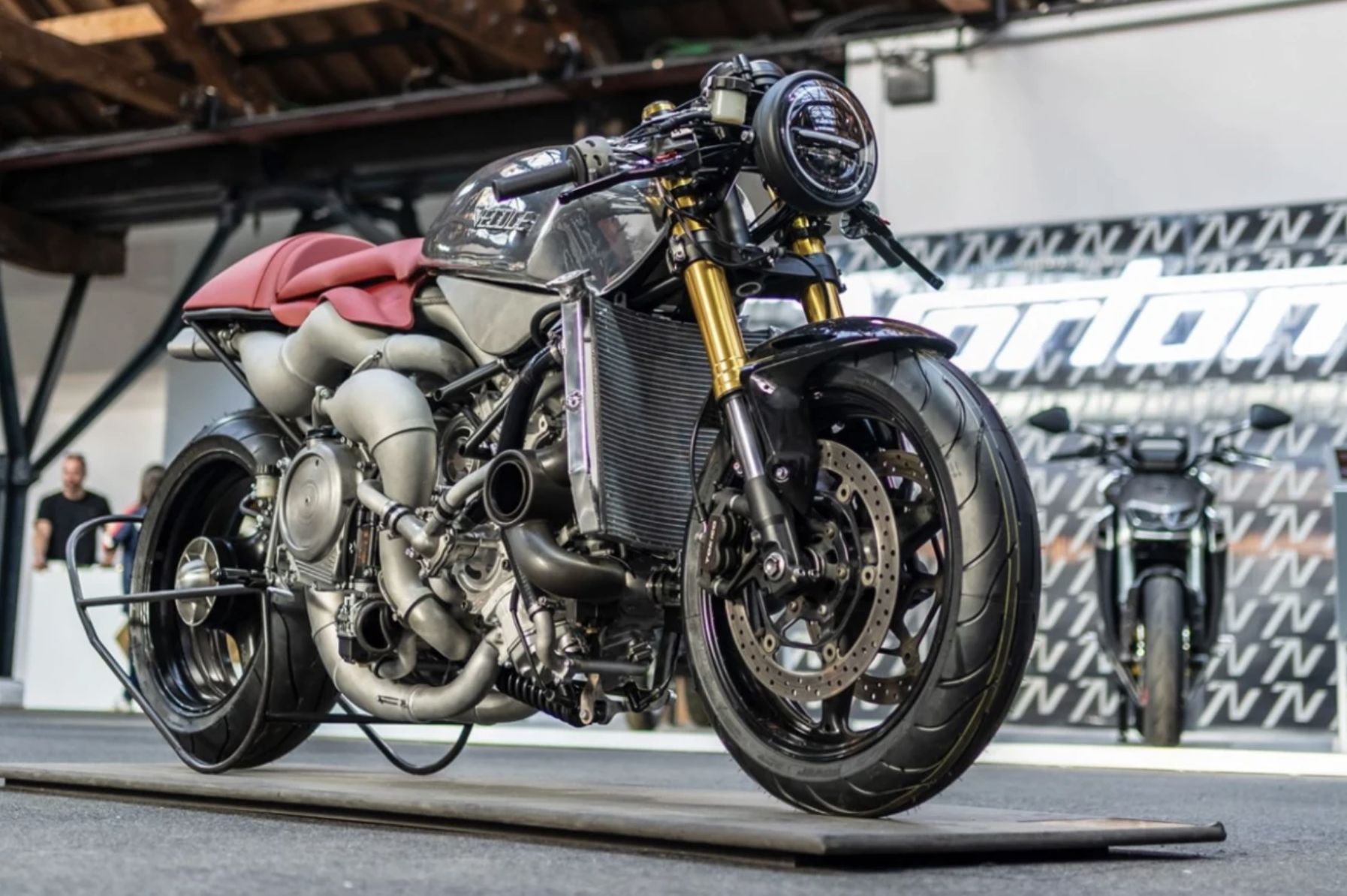 Britové chystají motorku, jakou svět neviděl: osm válců a 3D výfuky. Ambiciózní hyperbike s otazníky