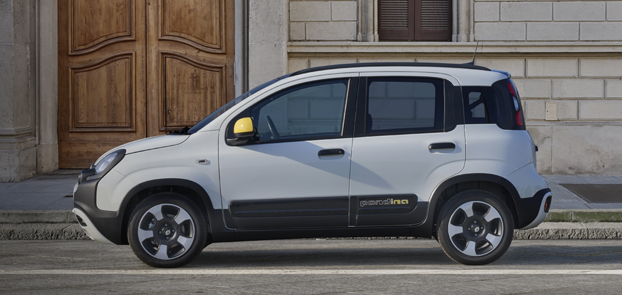 Fiat Panda Hybrid jezdí za 5 l/100 km a stojí v přepočtu 240 840 Kč. Čínské značky mají v Evropě nového soupeře