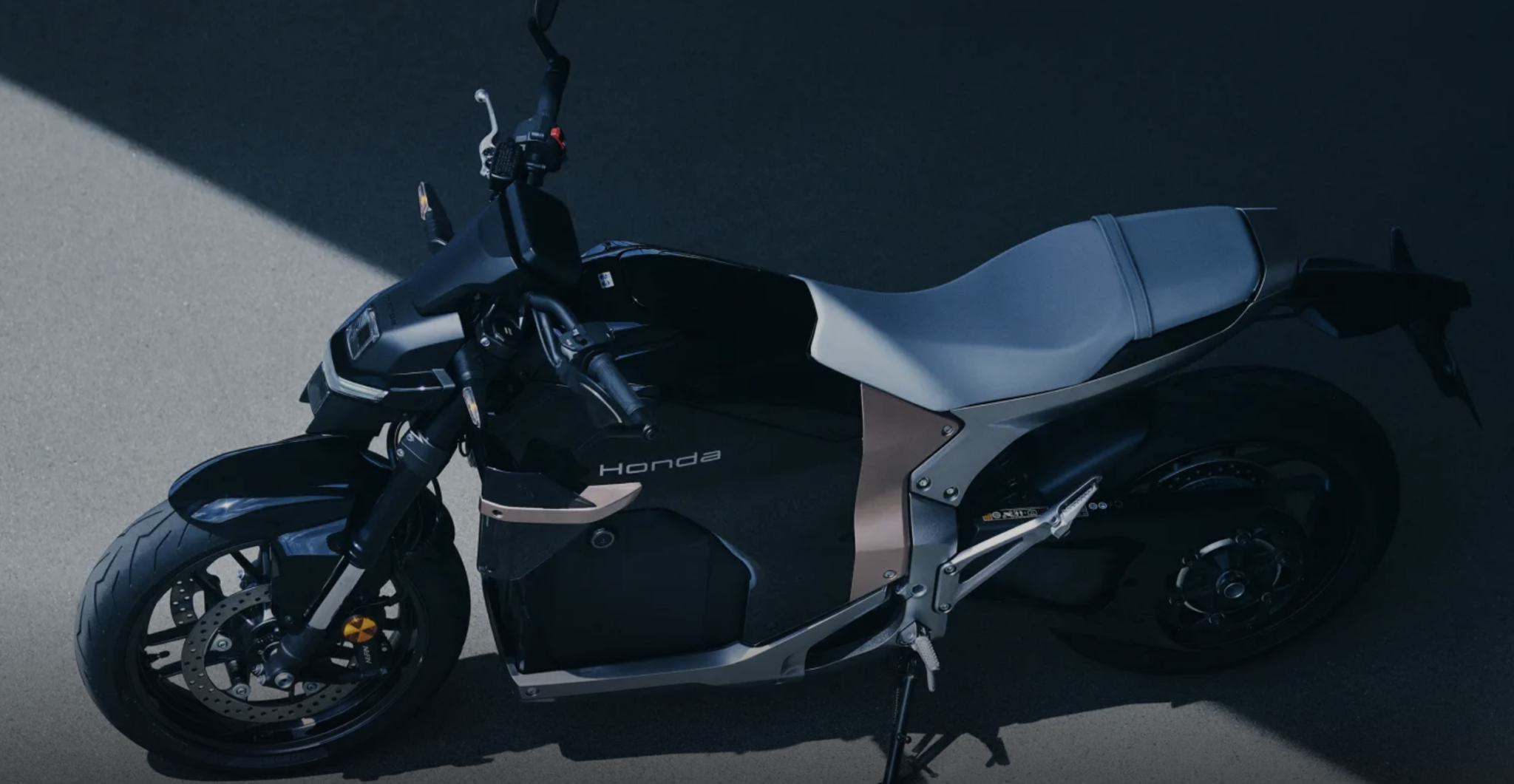 Honda uvedla na trh nový elektrostroj. Cena startuje pod 360 000 Kč a designově působí jako rekvizita ze sci-fi filmu