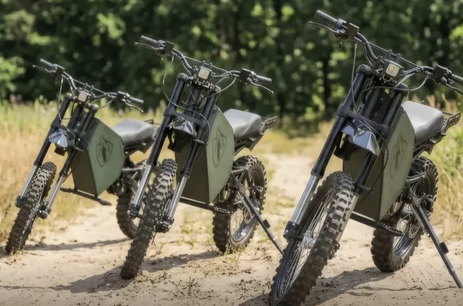 Ukrajina nasadila na frontu elektrickou motorku, kterou nevidí radary ani termovize. Váží 105 kg a uveze 2 vojáky v plné výstroji