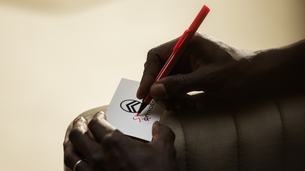 Citroën po více než 100 letech dočasně mění název. Nově se jmenuje Sytroën a může za to herec z filmu
