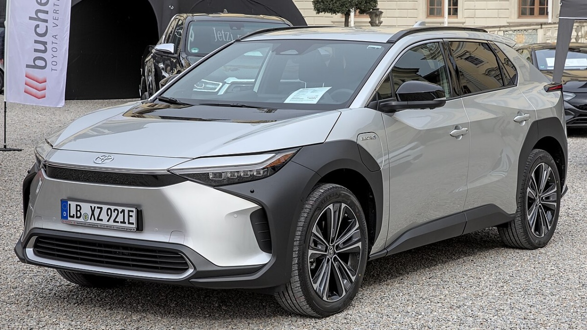 Toyota ujede 30 km po nule na baterky, Polestar sotva kilometr. Test 24 elektromobilů odhalil obří rozdíly v skryté rezervě