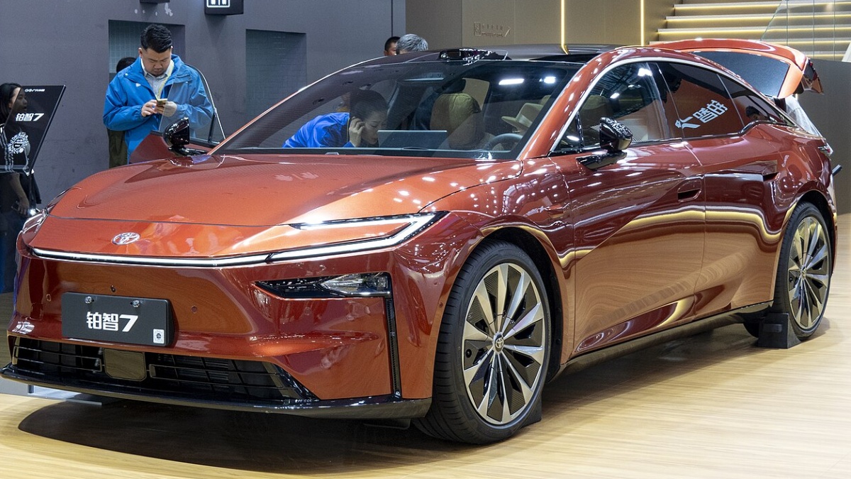 Toyota ukázala elektromobil bZ7 s dojezdem 700 km CLTC. Stojí jen o trochu víc co základní Fabie