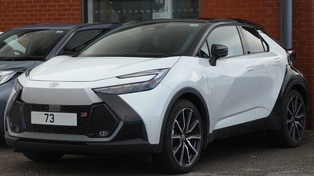 Full-hybridy šetří palivo ve městě, ale na dálnici ztrácejí efektivitu. Data ADAC a ČSÚ ukazují přesné srovnání nákladů s diesely