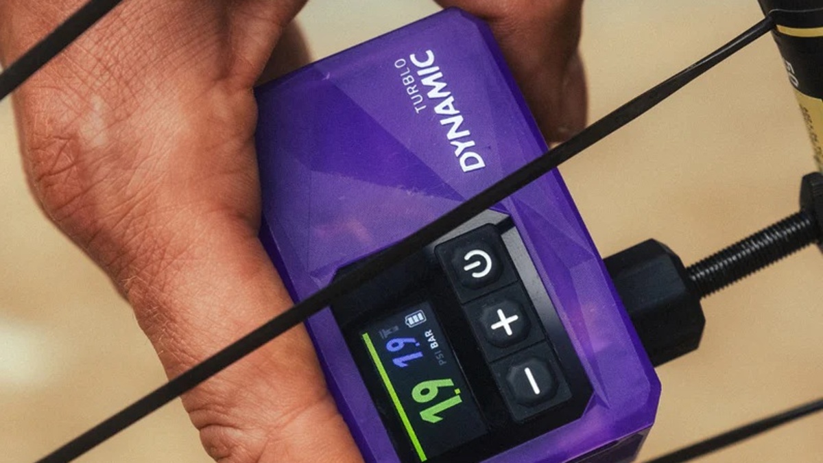 Revoluce pro cyklisty: Elektrická pumpička na kolo váží jen 119 g a vejde se do kapsy od bundy