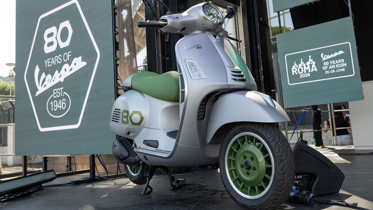 Vespa vydává limitovanou edici za 300 000 Kč na oslavu 80 let. Jde o sběratelský kalkul místo jízdního upgradu