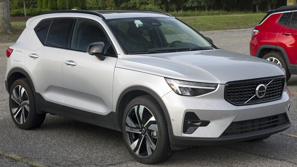 Volvo varuje majitele před nabíjením vlastního auta. Plug-in hybridy XC40 z let 2020 až 2022 mají baterii, která hrozí přehřátím
