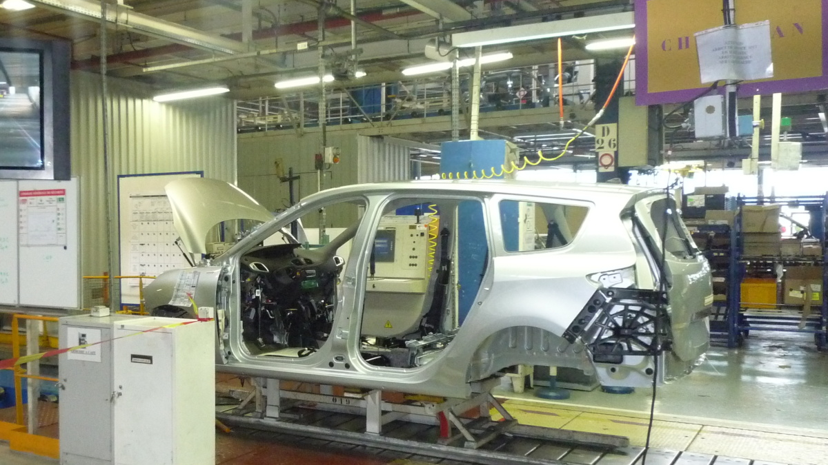 Renault propustí 800 inženýrů, Volkswagen ve stejném měsíci oznámil odchod až 100 000 lidí