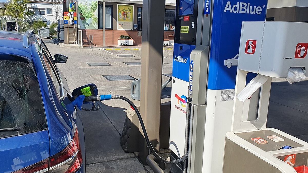 Řidiči dieselů nekontrolují obsah tekutin v autě a pak se diví. Bez jedné motor nenaskočí, o naftu ale nejde