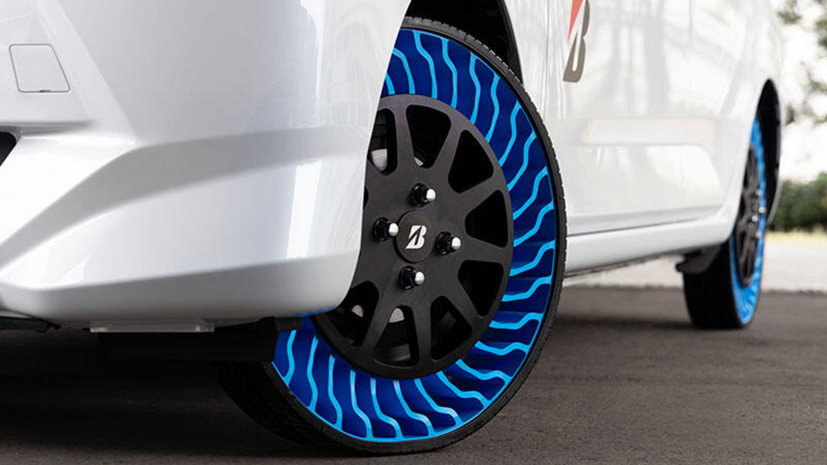 Bridgestone vyvíjel pneumatiku bez vzduchu 18 let. Výsledek? Skončily na golfovém vozítku a smí jet maximálně 20 km/h