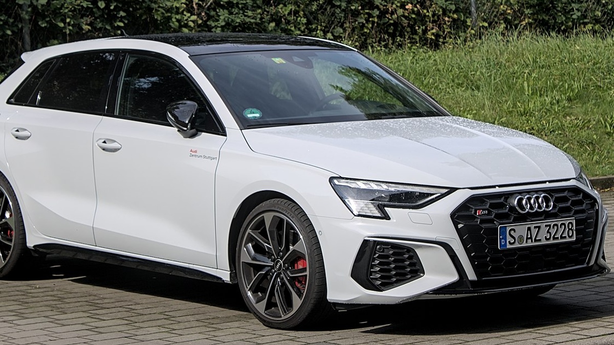 Audi S3 nabízí 90 % zážitku z RS3, ale stojí polovinu. V bazarech je to aktuálně jeden z nejlepších sportovních dealů