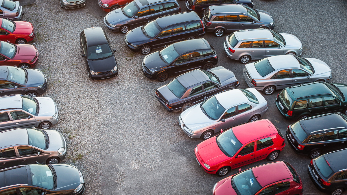Elektromobil ztratí za 4 roky přes polovinu hodnoty. Benzínové auto jen třetinu. Analýza 38 modelů ukazuje propastný rozdíl