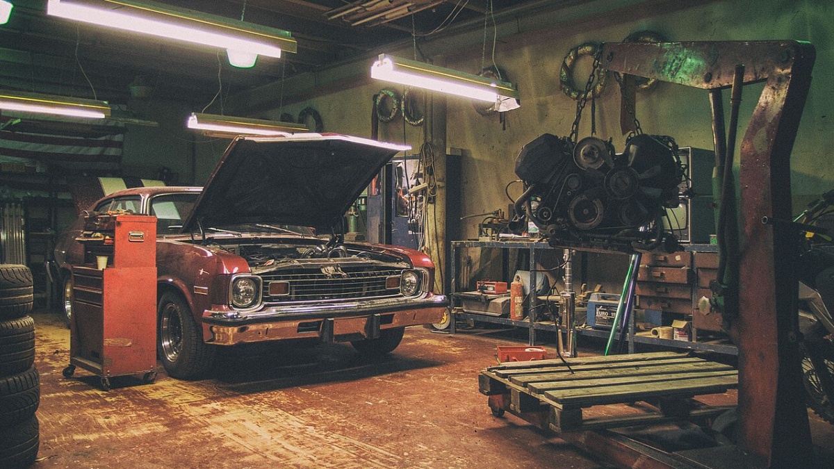 Nejstarší mechanik na světě? Ve vesnici opravuje auta 99letý muž. O důchodu nechce slyšet, elektromobily ho nezajímají