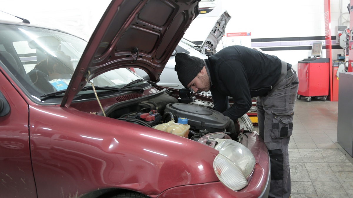 Klepání, pískání nebo kovový zvuk z motoru? Řidiči tyto zvuky častokrát ignorují, pak platí za opravy desetitisíce