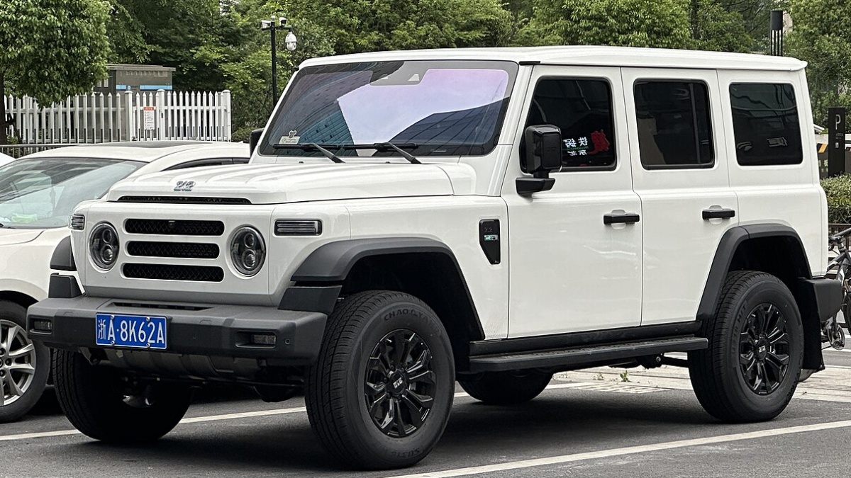 Mercedes G, Defender i Wrangler mají nového konkurenta z Číny. BAW 212 přináší rámový off-road za zlomek ceny prémiových konkurentů