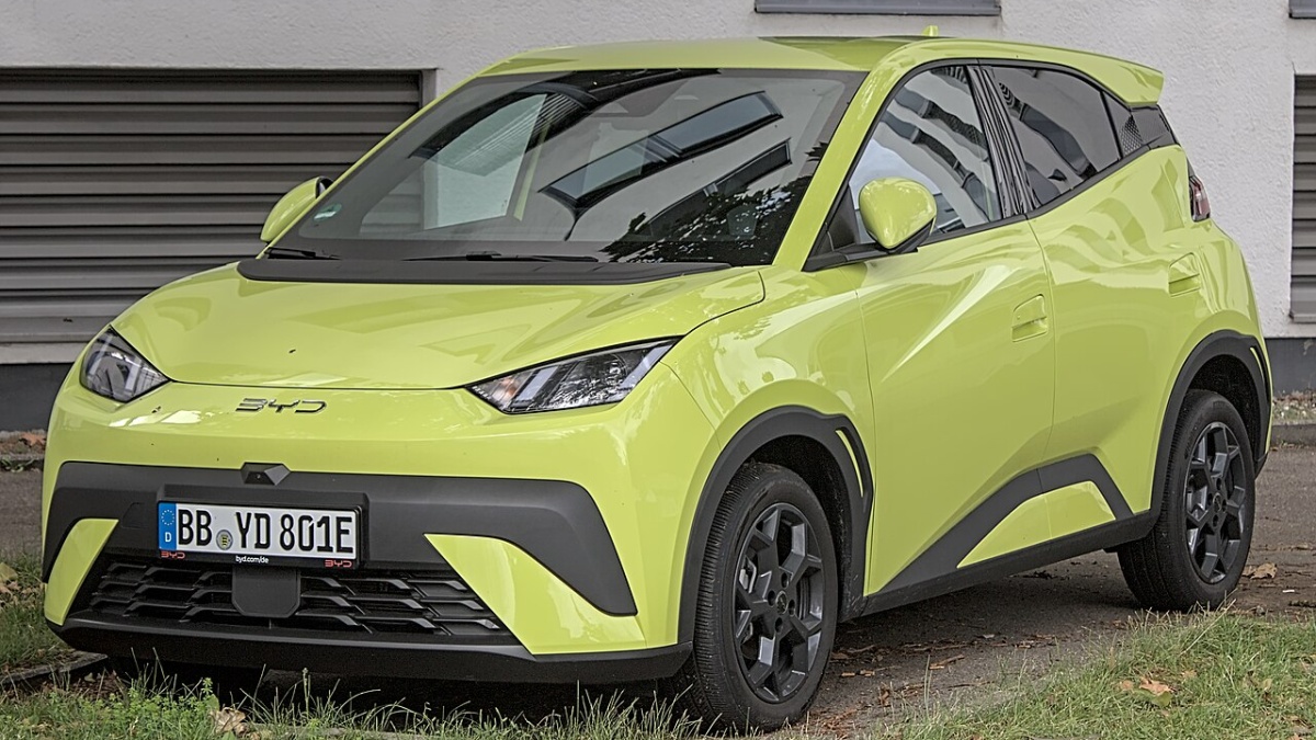 BYD vyvine nový model za polovinu času oproti Volkswagenu. Výsledek: elektromobil za cenu, kterou Evropa neumí nabídnout