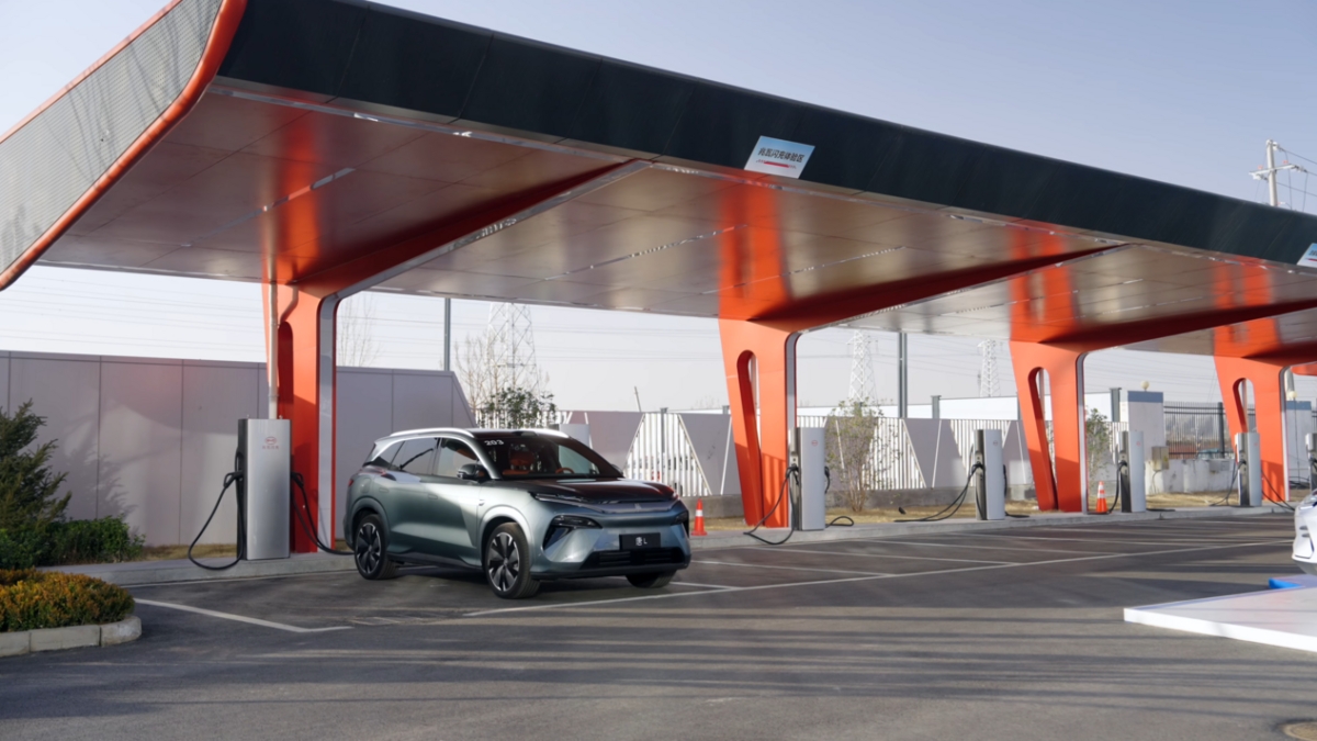 BYD opět boduje: Nabití baterie za 5 minut a záruka na 250 000 km. V Evropě chystá 3 000 nabíječek s výkonem 1 500 kW