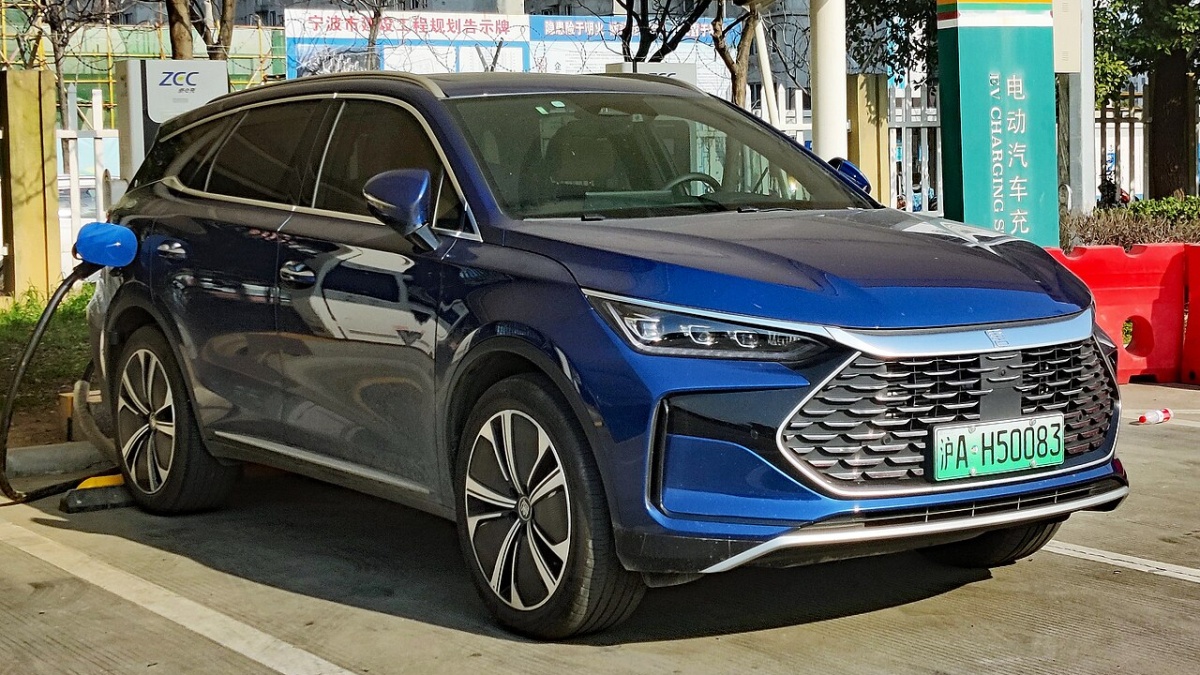Levné čínské SUV? BYD Tang se 7 sedadly a 517 koňmi právě zlevnilo o půl milionu korun