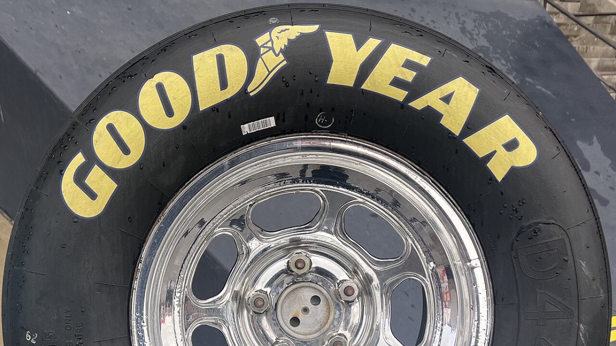 Goodyear v roce 1839 hodil kus gumy na rozpálená kamna. Omylem vynalezl materiál, bez kterého by nejezdilo jediné auto