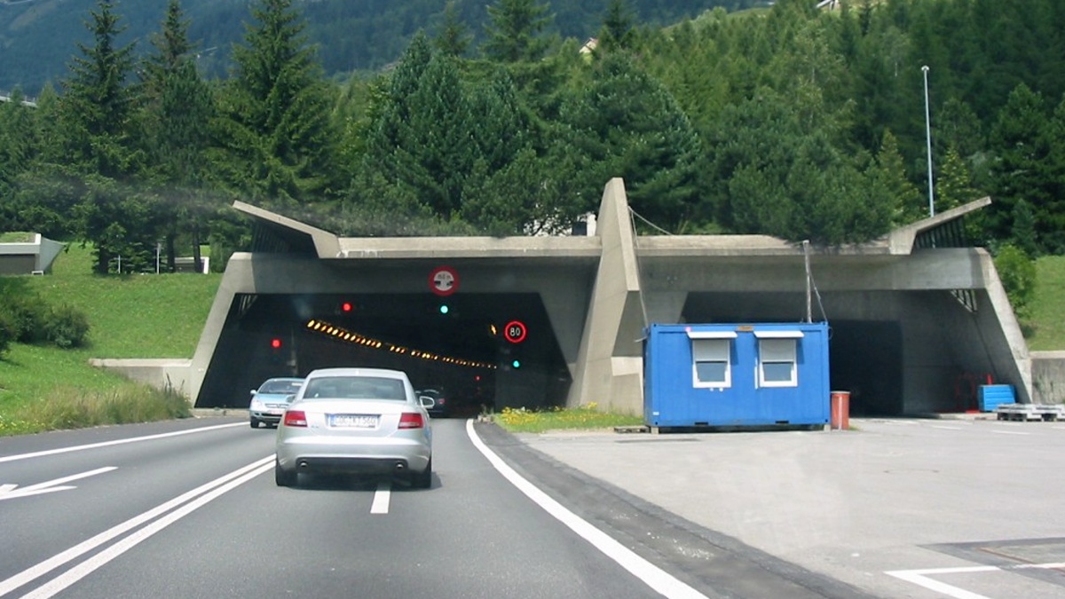 Mladý řidič předjel v Gotthardském tunelu 21 aut při průměru 172 km/h. Limit je 80, hrozí mu vězení i celostátní zákaz řízení