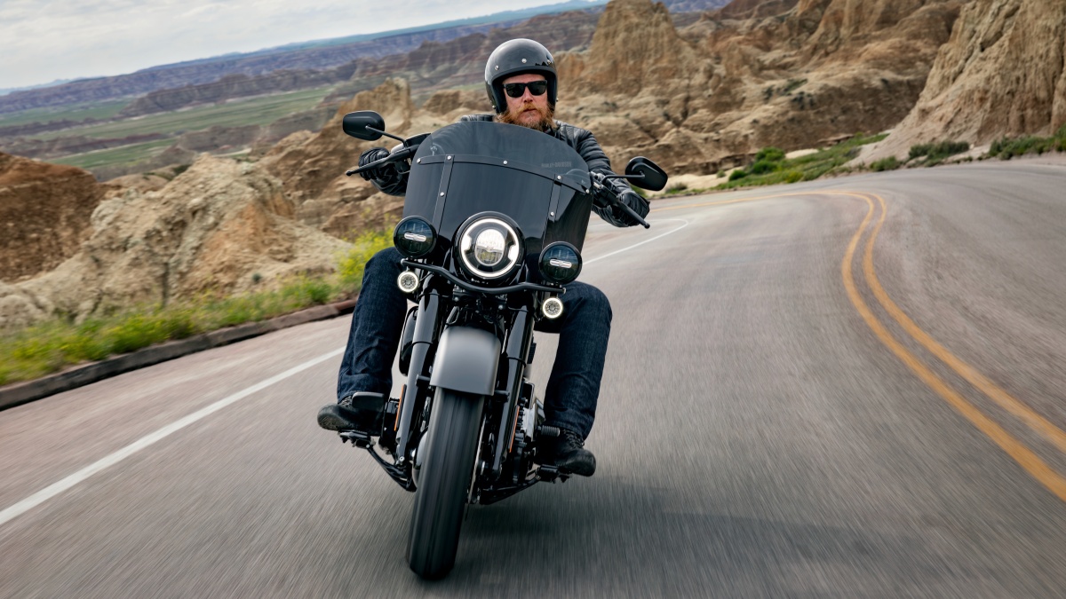 Harley sundala chrom, přidala matnou černou a jeden sedák. Deadwood je cruiser, jaký fanoušci chtěli roky