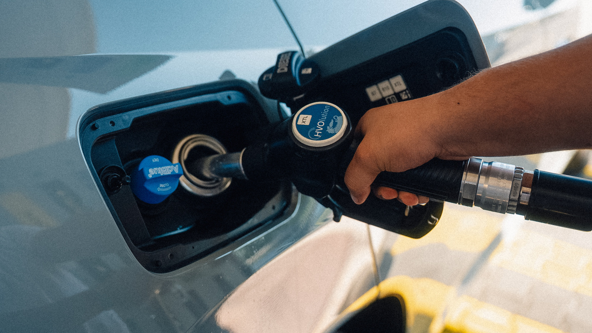 Mezi řidiči roste zájem o ekologickou naftu z odpadu. Emise CO₂ díky ní klesají až o 85 procent, má to však háček