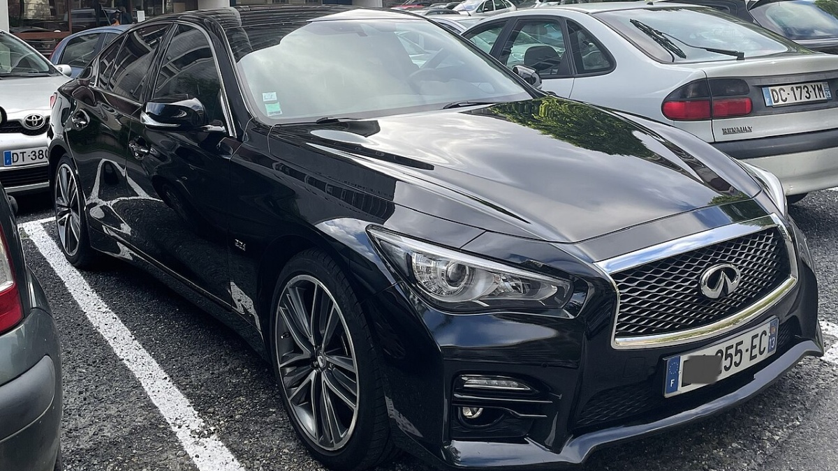 Prémiový sedan za 265 tisíc Kč má víc výkonu než BMW 320i a nižší nájezd než Mercedes C 180. Logo na kapotě ale nikdo nepozná