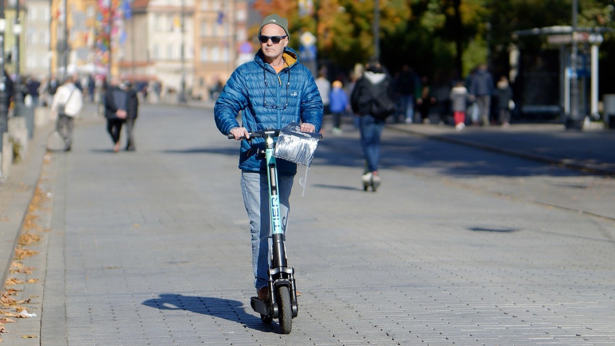 Policie v Česku si došlápne na koloběžkáře a cyklisty. Z 97 zkontrolovaných koloběžek a elektrokol neprošla více než třetina