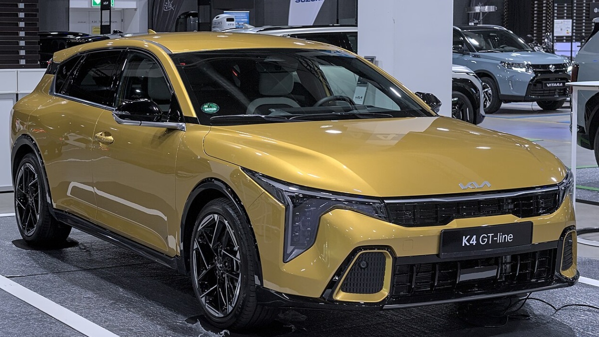 Kia poslala do boje proti SUV nový model. K4 patří mezi nejlevnější auta u nás a nabídne vše, co řidič potřebuje