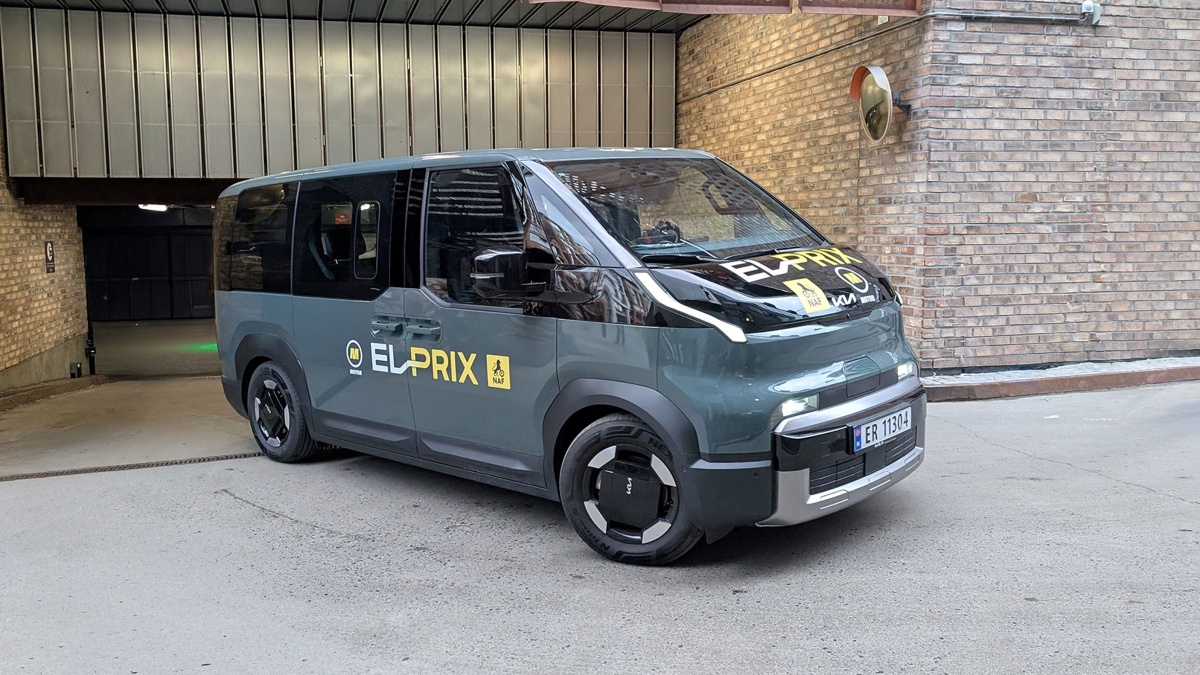 Kia postavila elektrický van s kuchyní, postelí i stanem. Dojezd 412 km a nabití za 30 minut. Dacia má problém