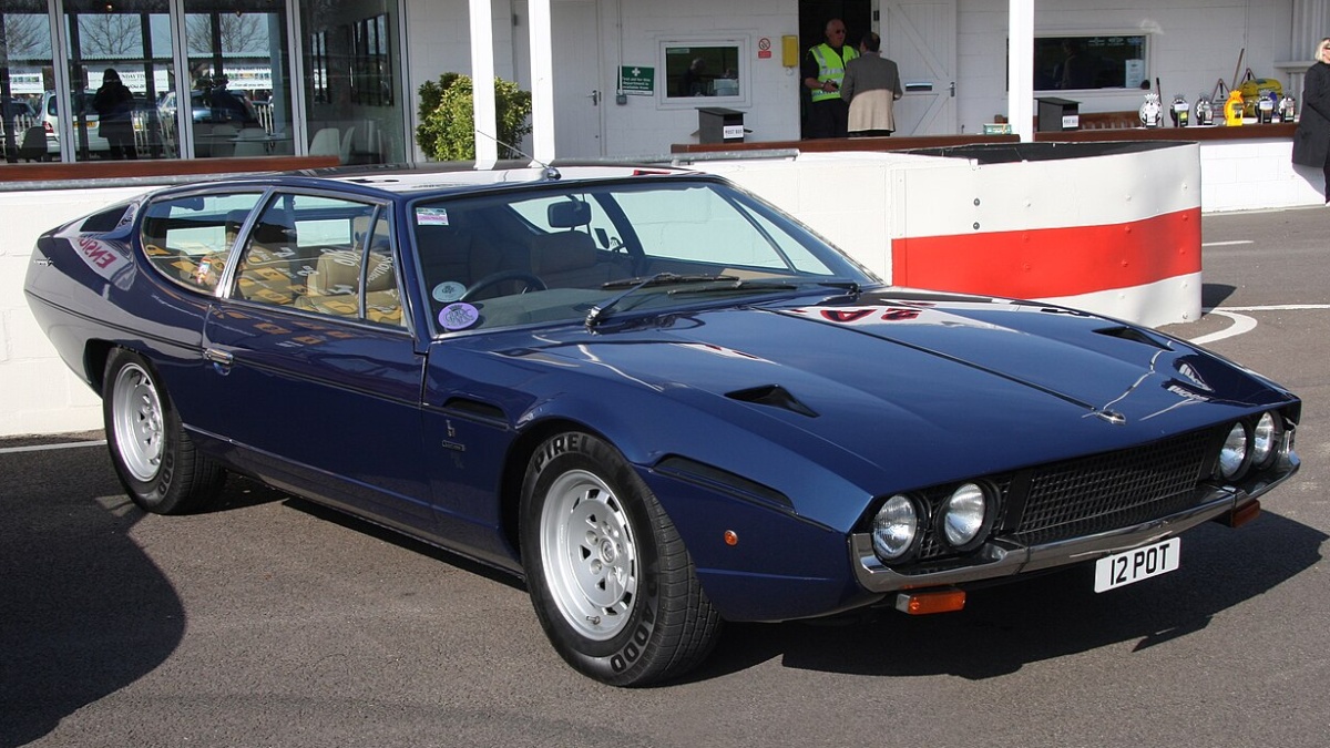 Nádherný nález: V opuštěné stodole se našlo šest sběratelských aut. mezi nimi i Lamborghini s V12