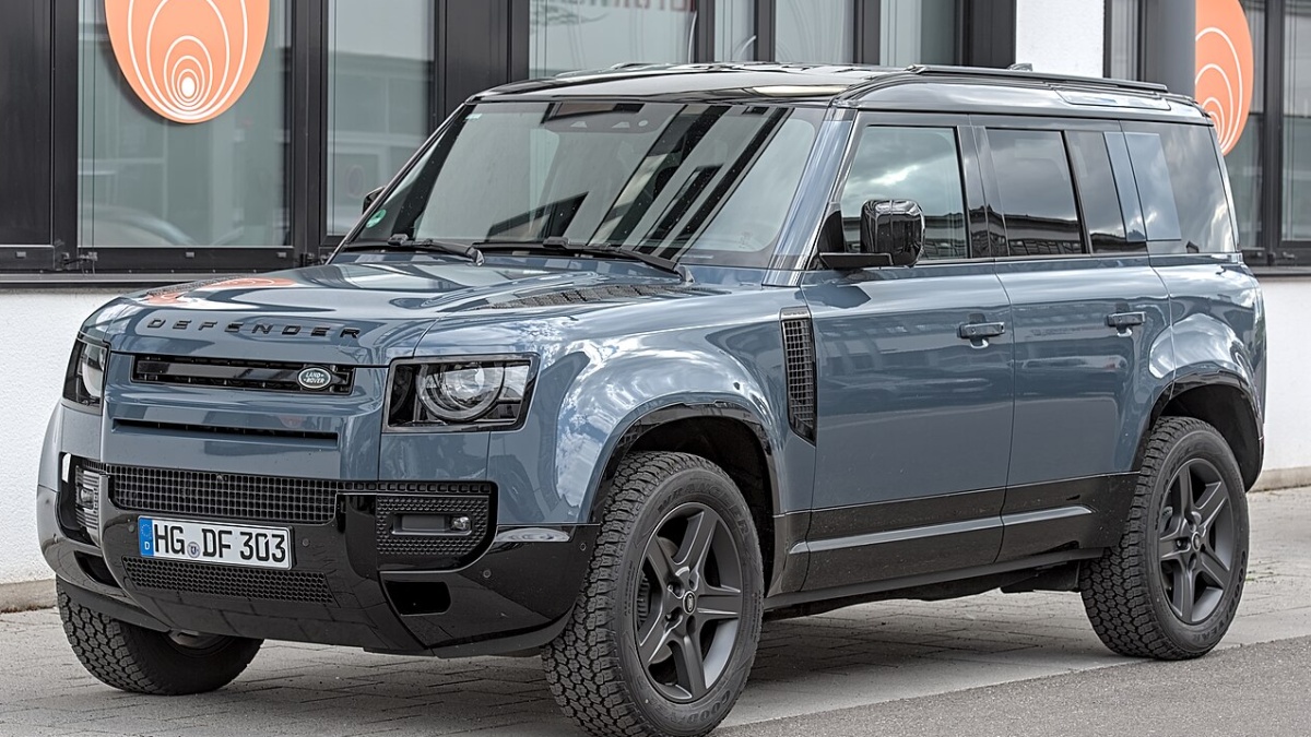 Land Rover nechtěl, aby jeho Defendery někdo upravoval. Brit jich koupil 240 na dluh, upravil je a jeden teď prodává za 10 milionů Kč