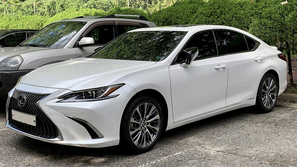 Japonský sedan s pověstí nezničitelnosti stojí v bazarech jako nová Octavia. Kůže, dřevo a 218 koní v ceně