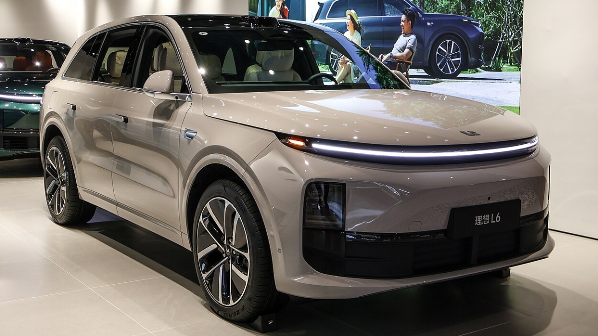 Dojezd přes 1 000 km na jedno tankování a nabití. Čína vyrábí SUV s pohonem, který obchází největší slabinu elektromobilů