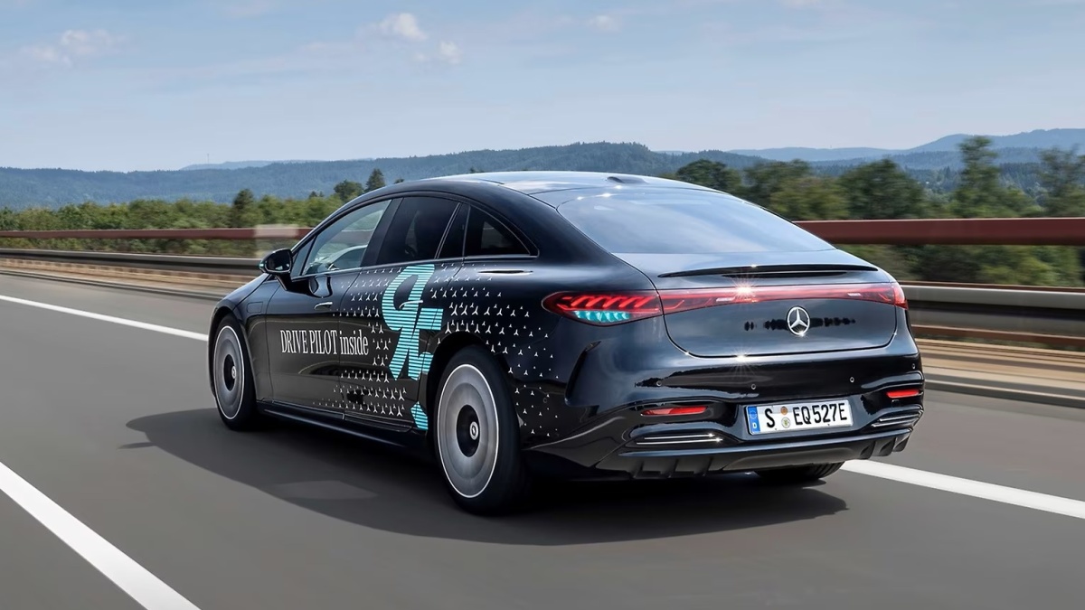 Mercedes má světla, která svítí tyrkysově. Když jsou zapnutá, řidičům dávají najevo důležitou informaci