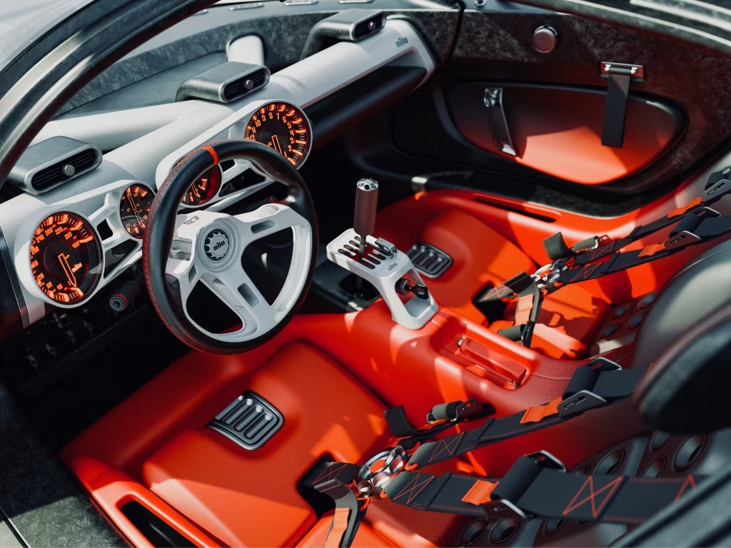 Malá firma si objednala motor V12 u tvůrce Koenigsegg a postavila konkurenci Ferrari. Točí 11 000 otáček a má manuál