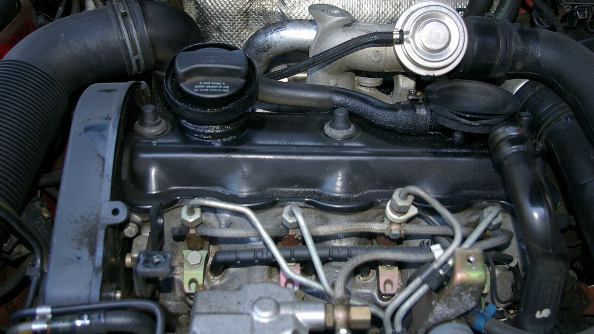 Moderní motory se sypou po 150 000 km. Mechanici ukázaly na starší motory, které vydrží i třikrát déle