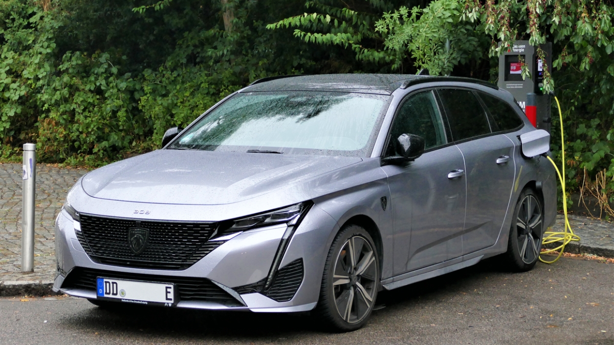 Elektromobily od Peugeotu, Opelu a Fiatu mají problém. Oprava za 40 000 Kč kvůli jedné součástce