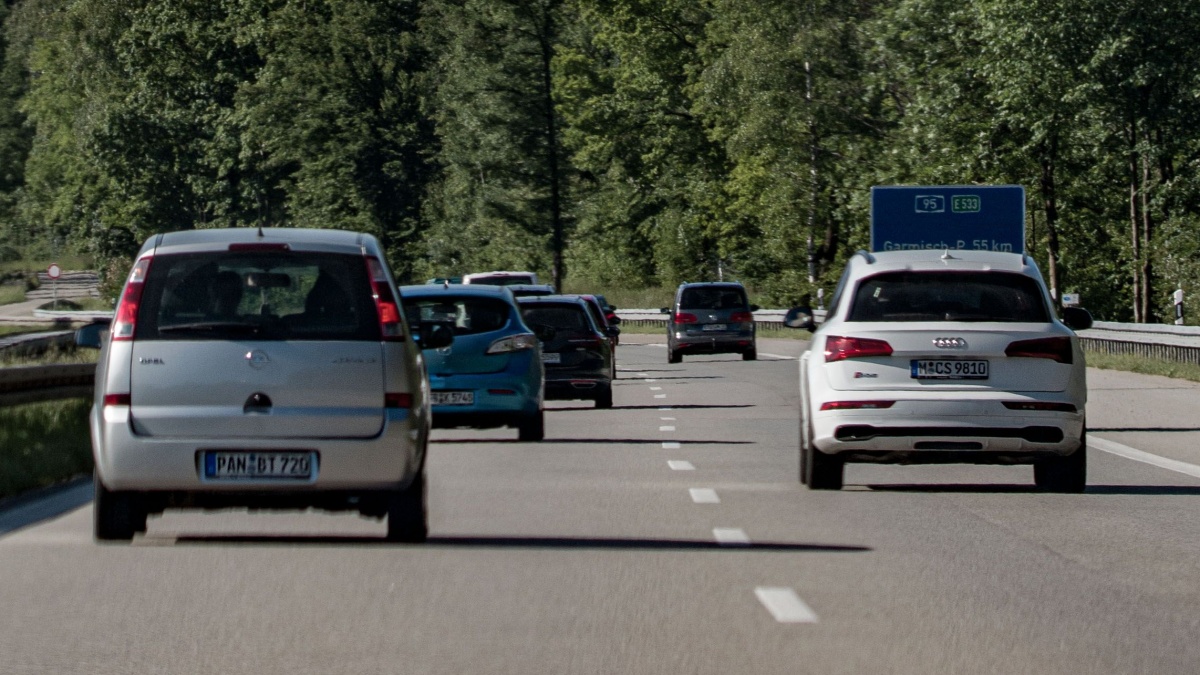 Řidiči se při předjíždění dopouští přestupku a ani o tom neví. Hrozí pokuta 10 000 Kč a 6 bodů