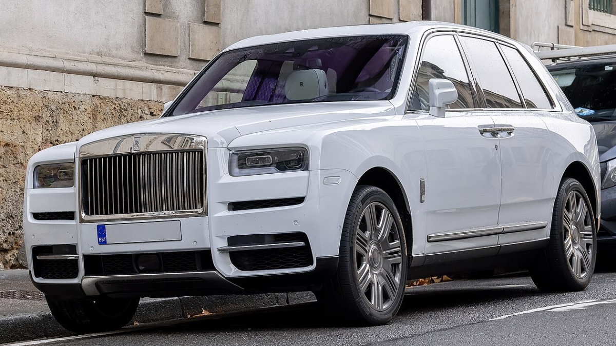 SUV za 12 milionů má ručně malované linky a výklopné piknikové židle v kufru. Rolls-Royce Cullinan dostal facelift pro rok 2026