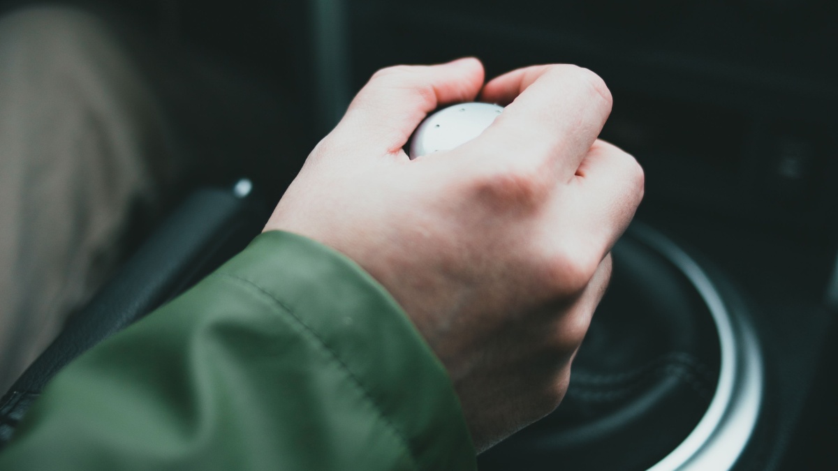 Převodovka se ničí i tím, jak držíte řadící páku. Mechanici varují před zlozvykem, který dělá spousta řidičů