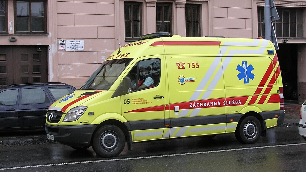 Instinkt říká projet křižovatku a uhnout sanitce. Zákon za to ale dává 6 bodů a pokutu až 25 000 Kč